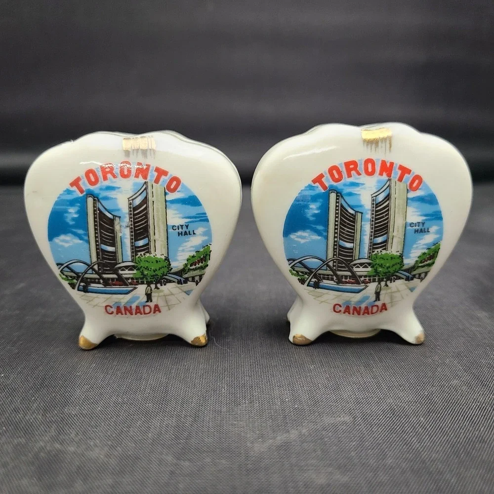SALT AND PEPPER SET - SOUVENIR - CITY HALL - TORONTO CANADA